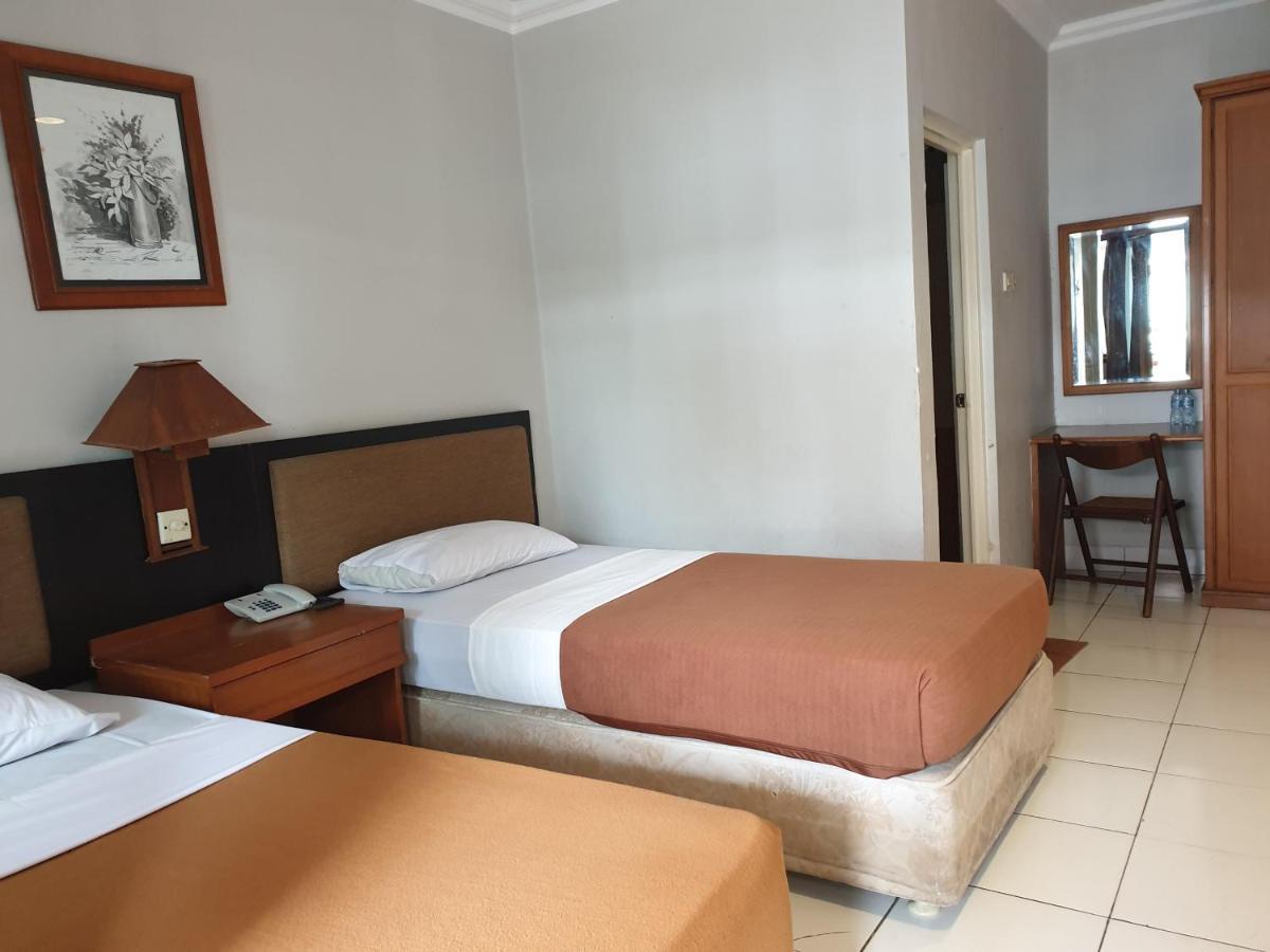 Yehezkiel Hotel Lembang Mitra Reddoorz Εξωτερικό φωτογραφία